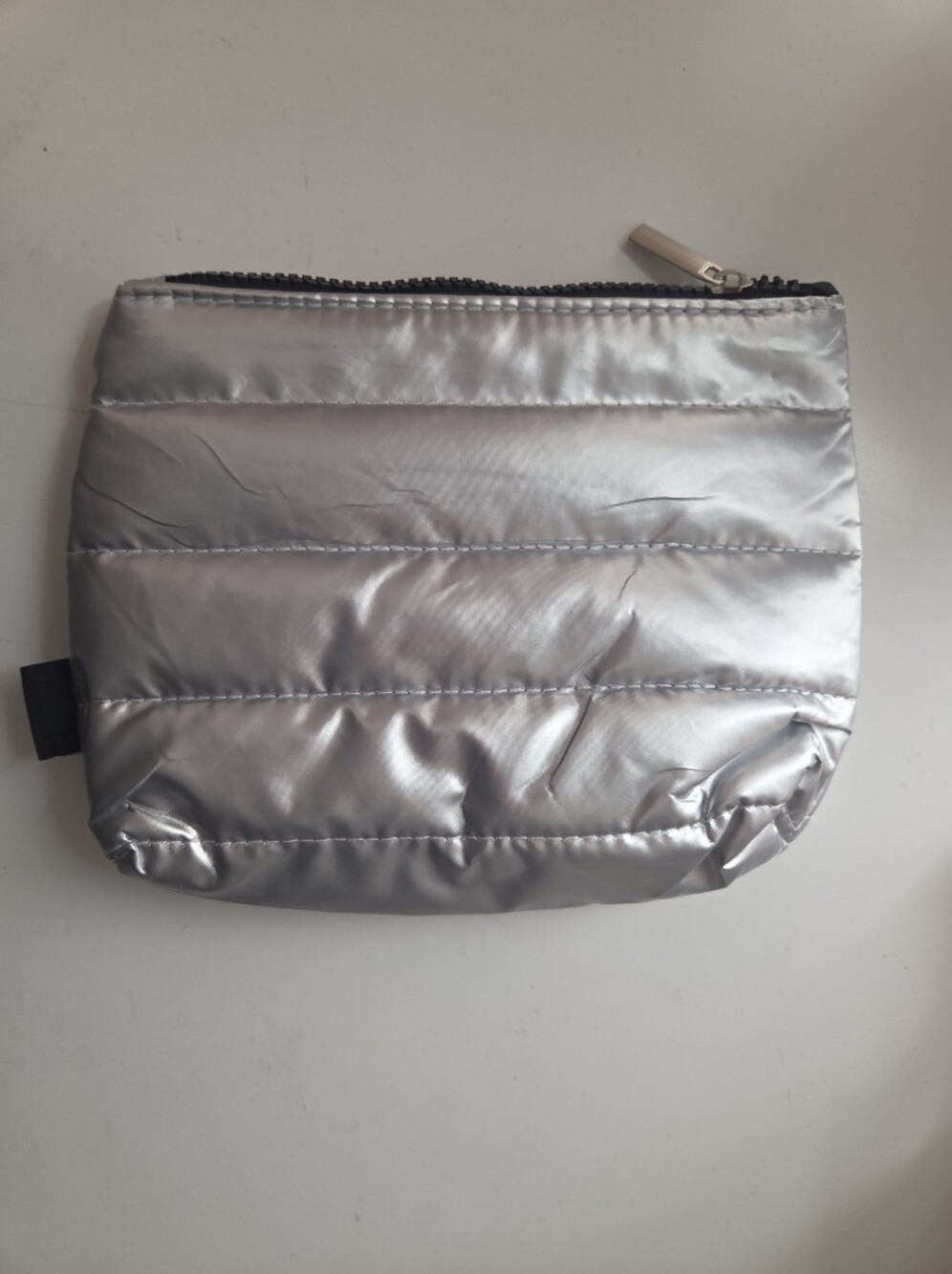 L'Oréal Silver Quilted Zippered Makeup Bag Pouch, Zipper Closure - Picture 2 of 4
